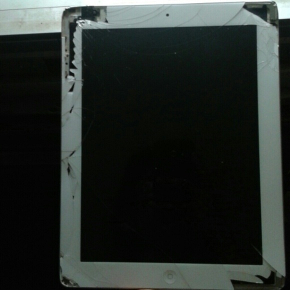 white cracked iPad 2 still in great condition