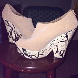 Nude/snakeskin wedges