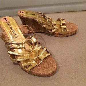 🍎Size 7 gold wedges - coconuts by matisse🍎