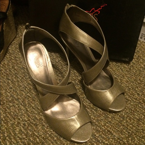 Carlos size 8 patent Pewter heel