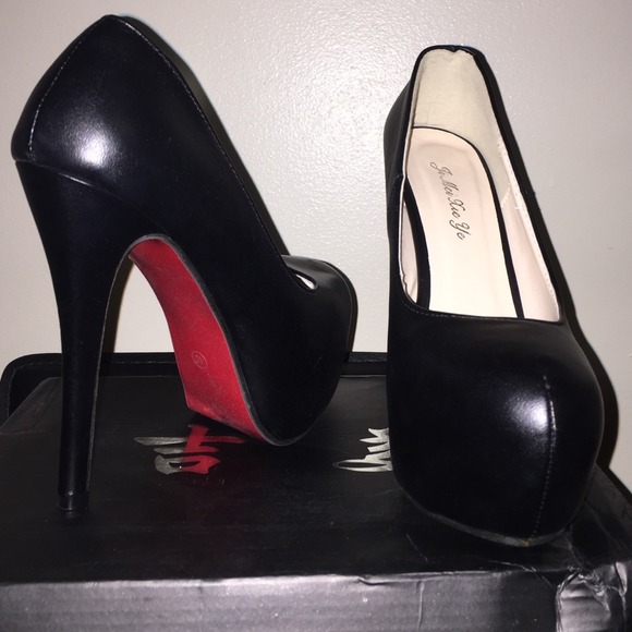 👠Red bottom black high heals Size 8 👠