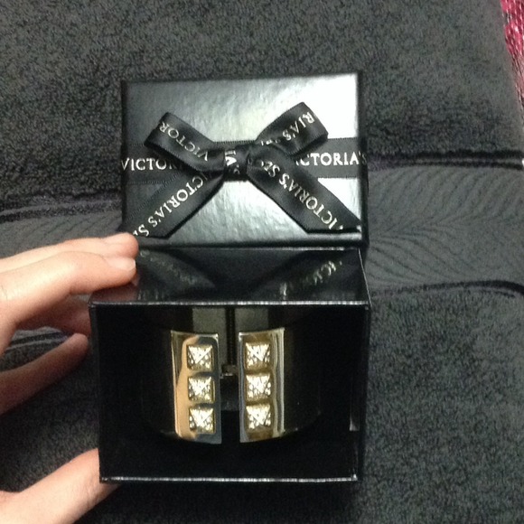 TRADED🔴Victoria Secret Gold Scandalous Cuff - Picture 3 of 4