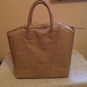 Structured handbag✈️