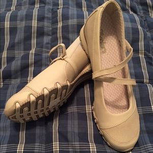 Cute.....beige Sketchers tennis shoes