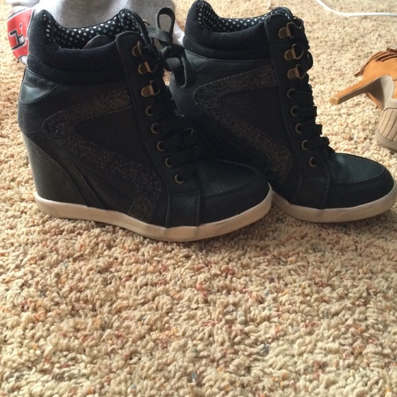 Black wedge sneakers