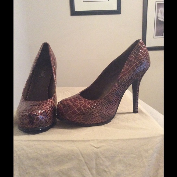 Snakeskin pumps