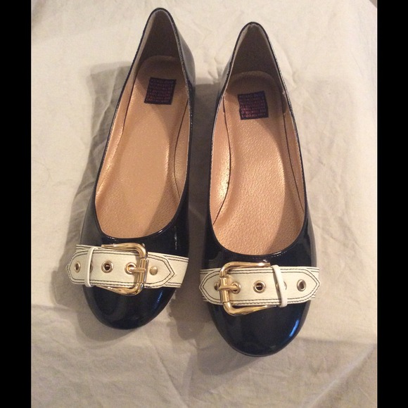 Black ballet flat with contrast strap