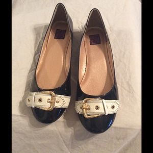 Black ballet flat with contrast strap