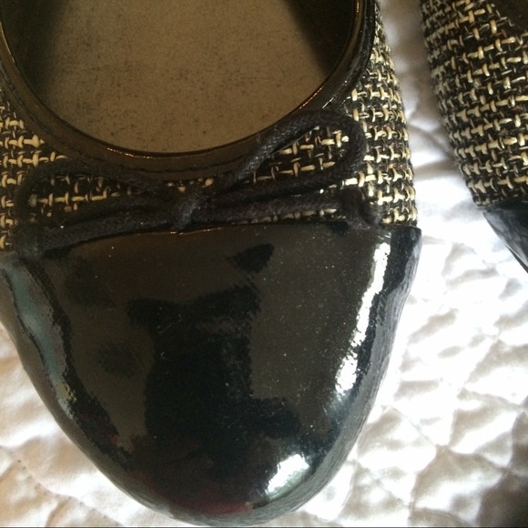 3/$10 item black and white flats. - Picture 2 of 3