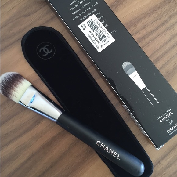 **SOLD** NIB CHANEL Foundation Brush #6