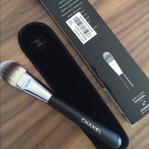 **SOLD** NIB CHANEL Foundation Brush #6