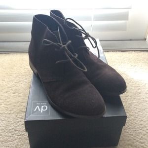 Super cute brown booties!! To small for me :(