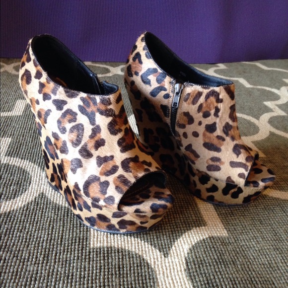 STEVE MADDEN PLATFORM WEDGES size 9