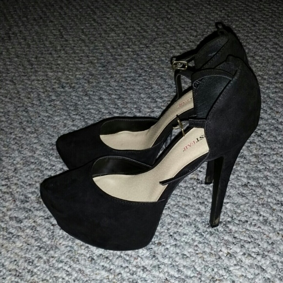 Solid black heels - Picture 3 of 3