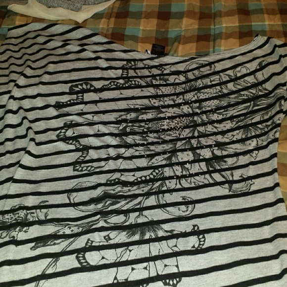 Wet Seal gray and black one slouchy shoulder top