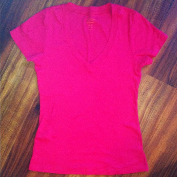 💔Medium Basic Berry V-Neck Tee💔 - Picture 3 of 3