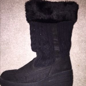 Cable-knit black snow boots