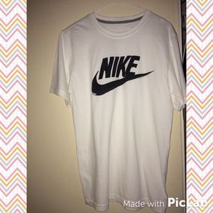 🎁🎉for sale🎉🎁t-shirt nike (this is a brand new)