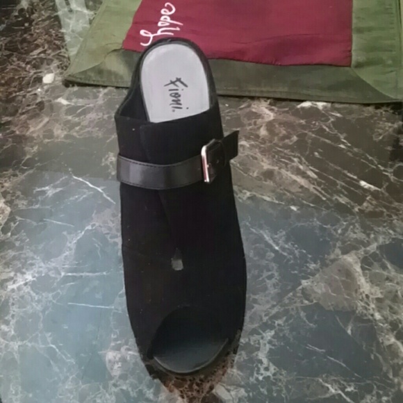 Pep toe Black wedges