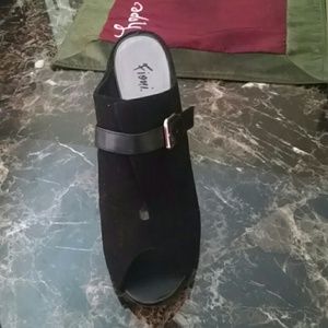 Pep toe Black wedges