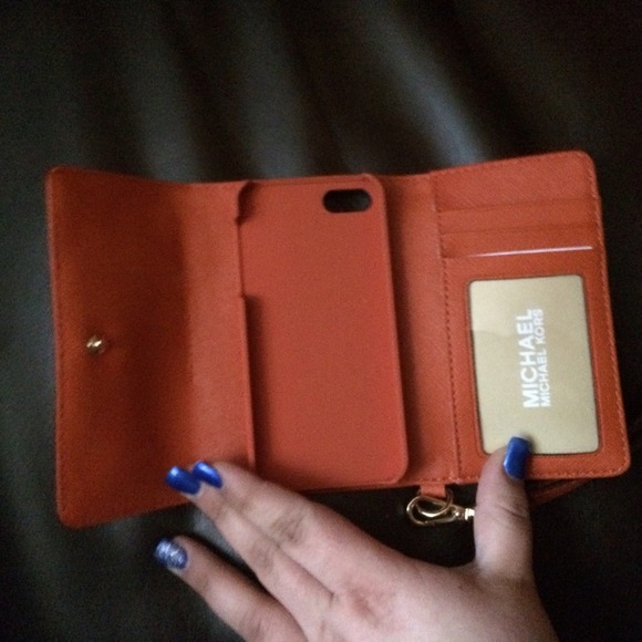 Michael Kors Wristlet - iPhone 5/5s (NWOT) - Picture 2 of 4
