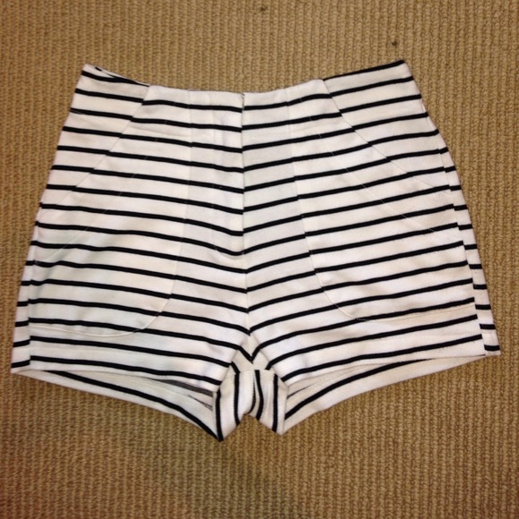 B&W striped high-waisted shorts - Picture 3 of 4