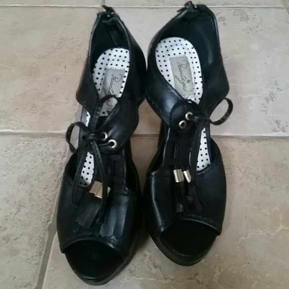 Black Heels - Picture 2 of 4