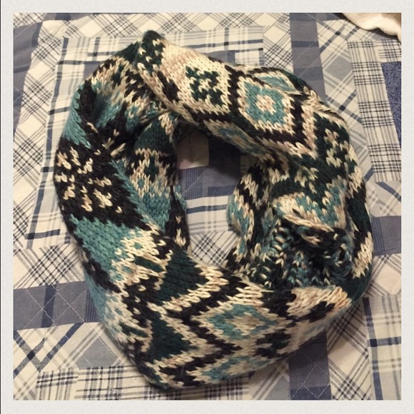 American Eagle Outfitters Accessories - american eagle outfitters infinity scarf