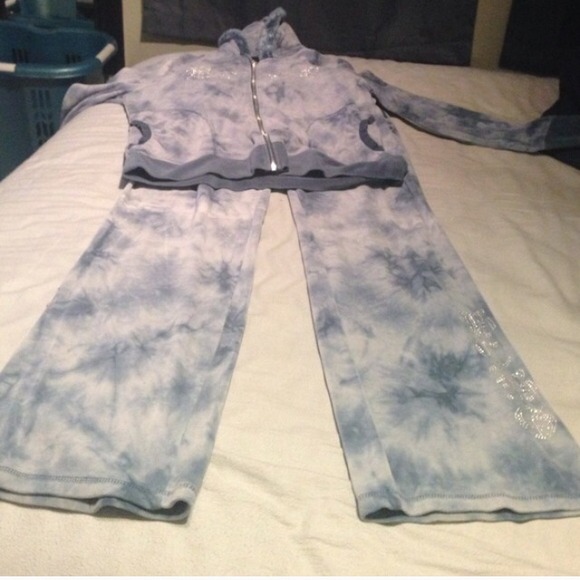 BCBG Sweat outfit in a blue & white tie dye colors