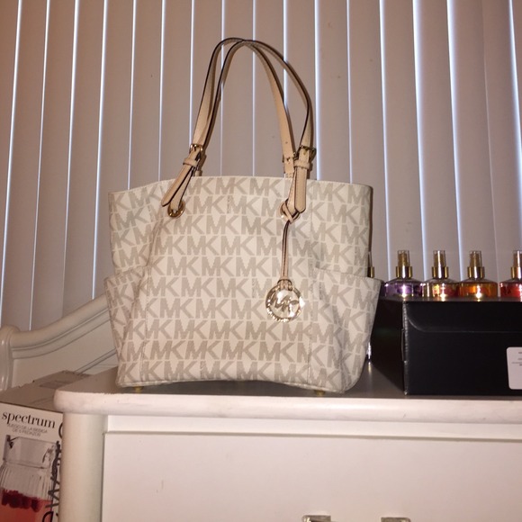 MK PURSE ON HOLD