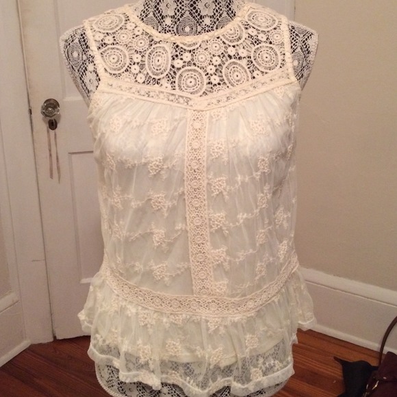 Monteau crochet lace tank top size small !!!