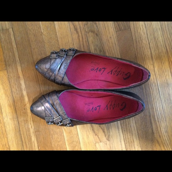 Pointy metallic flats