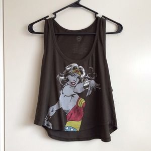 Cropped wonder women tank ❄️