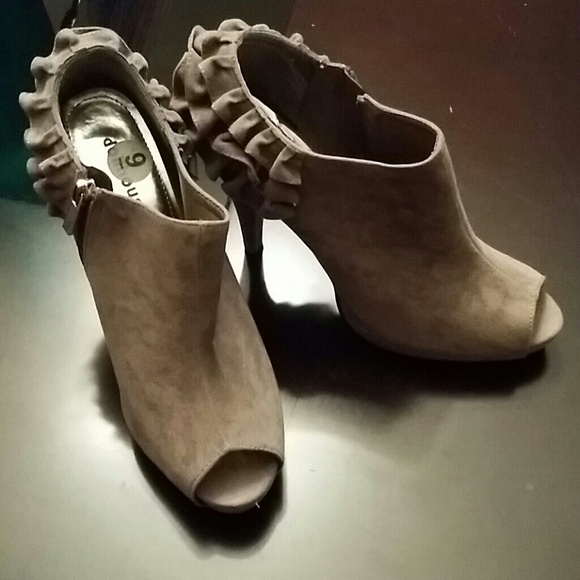 RUFFLED SUEDE  LOOK BOOTIE