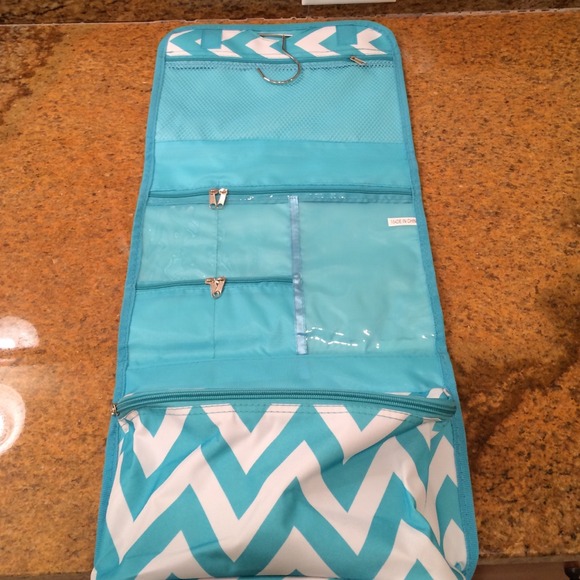 REDUCED!! Hanging travel organizer-NWT