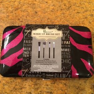 Makeup up brush set with case-NWT