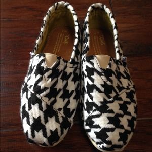 Black and white houndstooth patterned TOMS