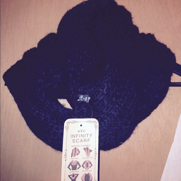 Knitted black infinity scarf - Picture 1 of 1