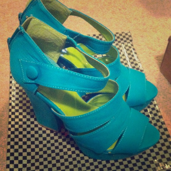 Super cute heels!