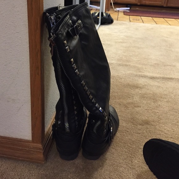 Black studded boots - Picture 3 of 3