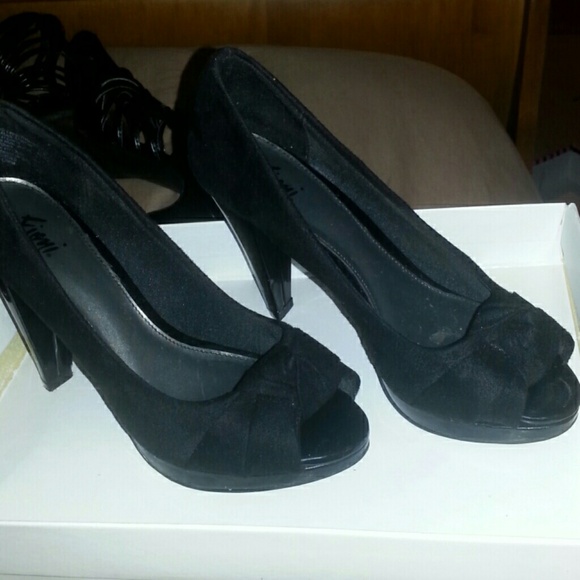 Black pumps