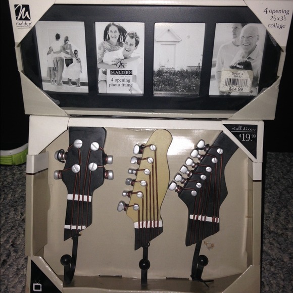 Accessories - Picture frame and wall decor.