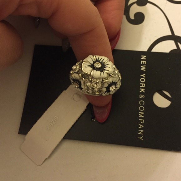 NY&Co statement ring - Picture 2 of 2