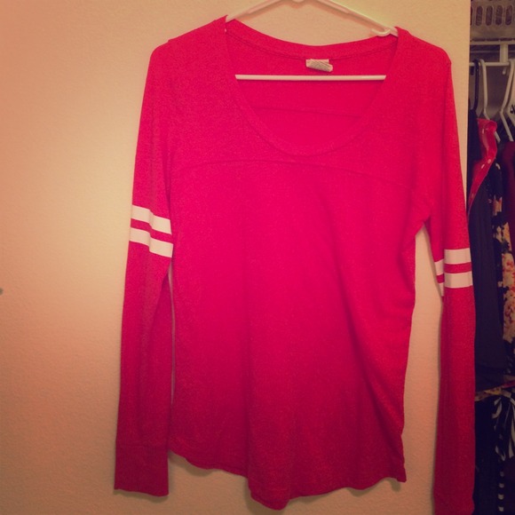 Red VS pink tee