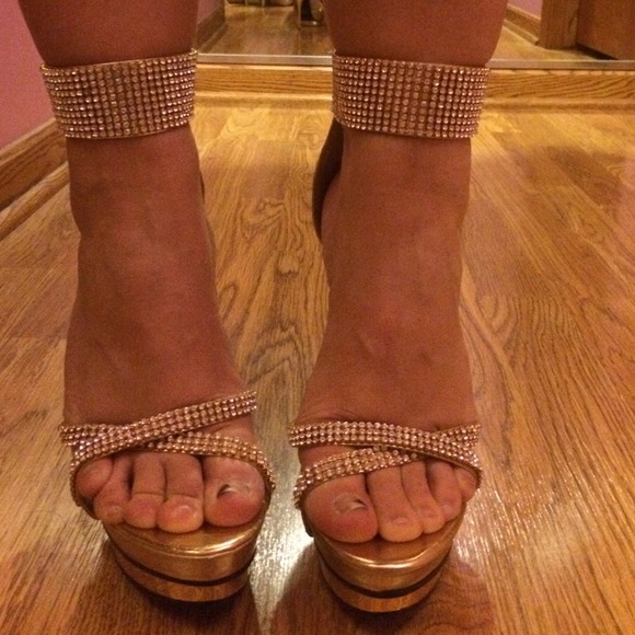 BRAND NEW gold metallic heels! - Picture 2 of 3