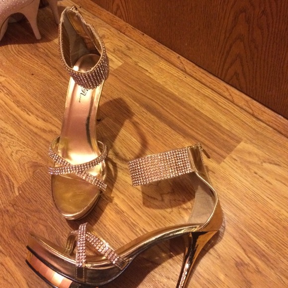 BRAND NEW gold metallic heels! - Picture 3 of 3