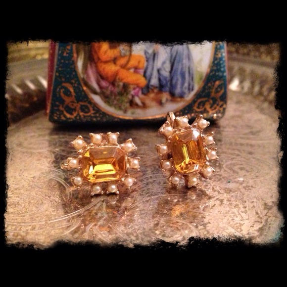 H.P.🎉 🔱VINTAGE  Screw Back Earrings