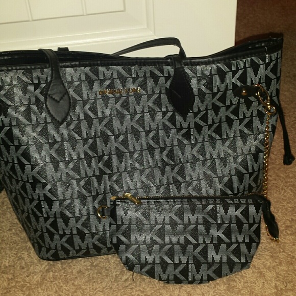Michael kors pocket book