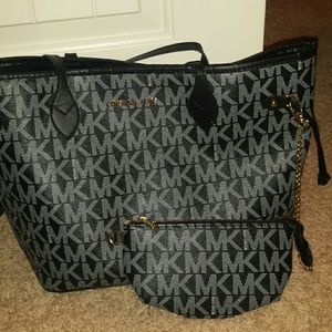 Michael kors pocket book