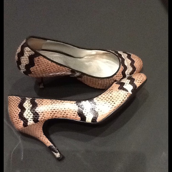 One-of-a-kind, Snake print Pump 3" heels size 38
